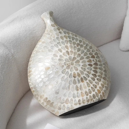 vaso de luxo; vaso decorativo; vaso de cerâmica; vaso artesanal; decoração sofisticada; peça exclusiva; materiais naturais; design contemporâneo.