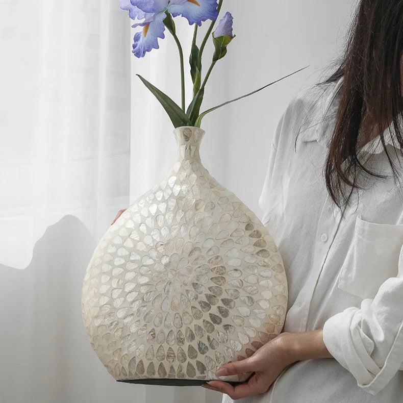 vaso de luxo; vaso decorativo; vaso de cerâmica; vaso artesanal; decoração sofisticada; peça exclusiva; materiais naturais; design contemporâneo.