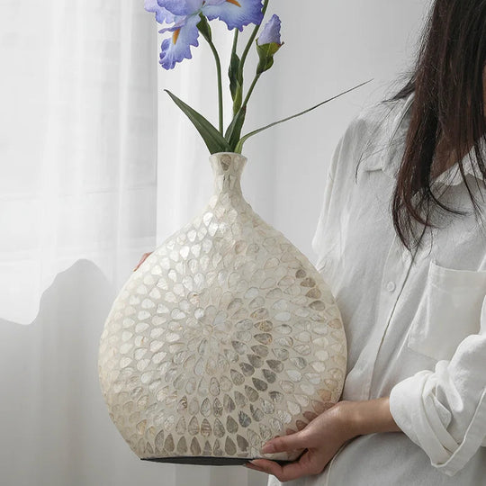 vaso de luxo; vaso decorativo; vaso de cerâmica; vaso artesanal; decoração sofisticada; peça exclusiva; materiais naturais; design contemporâneo.