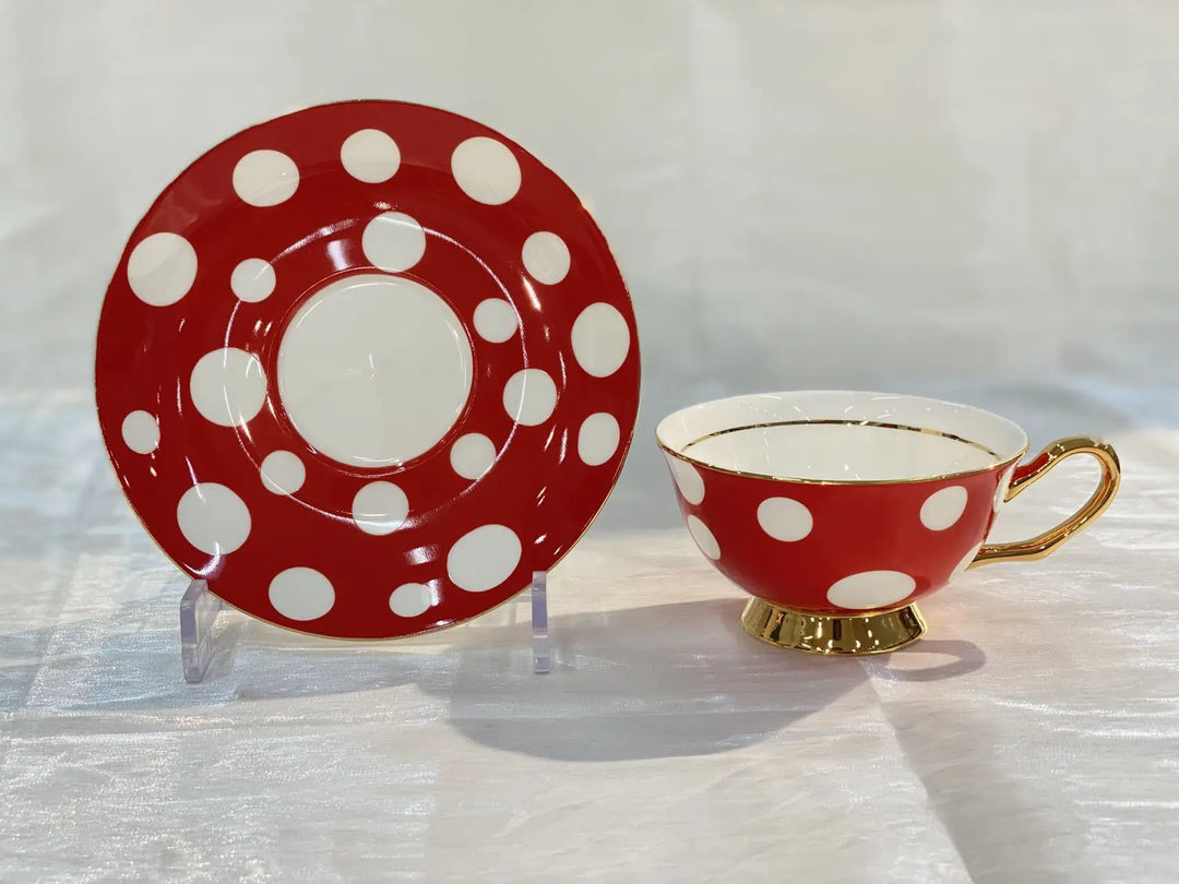 xícara de bolinhas mesa posta decoração