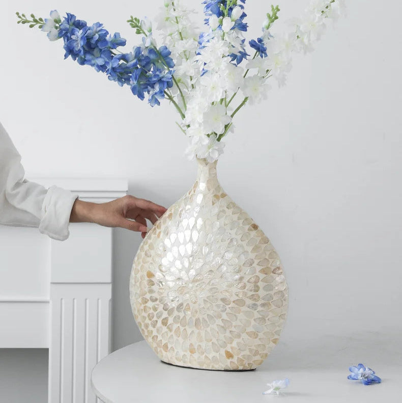 vaso de luxo; vaso decorativo; vaso de cerâmica; vaso artesanal; decoração sofisticada; peça exclusiva; materiais naturais; design contemporâneo.