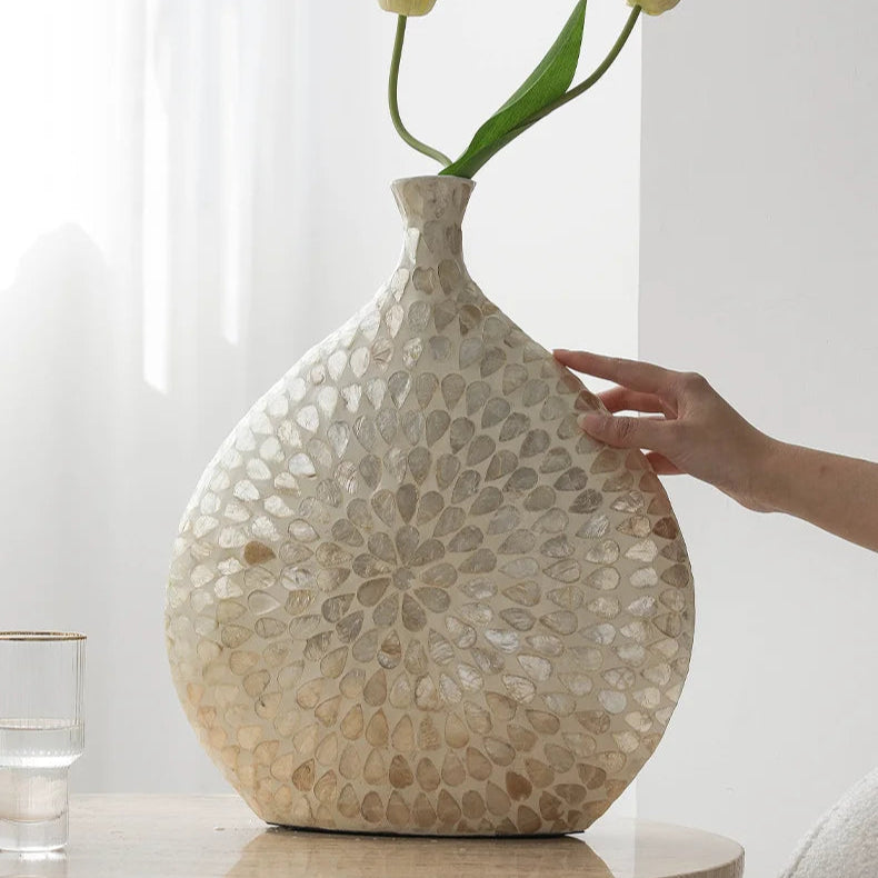 vaso de luxo; vaso decorativo; vaso de cerâmica; vaso artesanal; decoração sofisticada; peça exclusiva; materiais naturais; design contemporâneo.