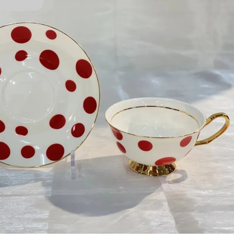 xícara de bolinhas mesa posta decoração