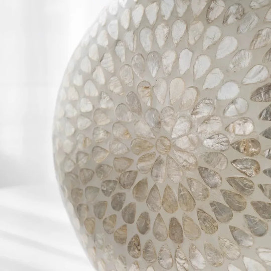 vaso de luxo; vaso decorativo; vaso de cerâmica; vaso artesanal; decoração sofisticada; peça exclusiva; materiais naturais; design contemporâneo.