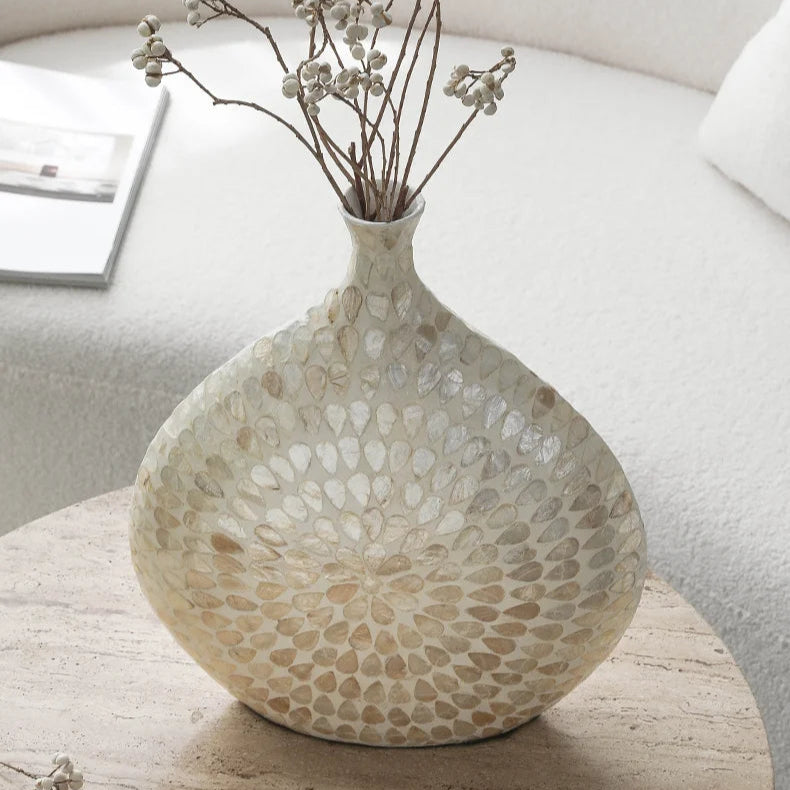 vaso de luxo; vaso decorativo; vaso de cerâmica; vaso artesanal; decoração sofisticada; peça exclusiva; materiais naturais; design contemporâneo.