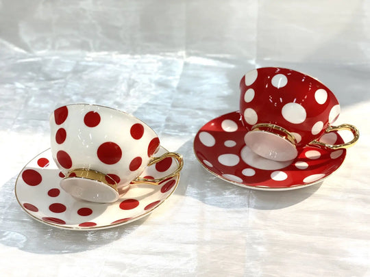 xícara de bolinhas mesa posta decoração