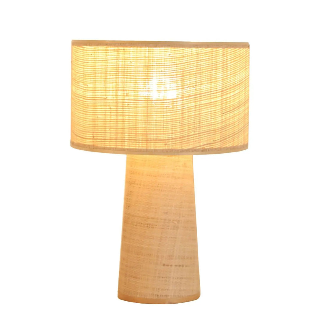 Abajur Wabi Raffia — detalhe da cúpula em rafia natural e base metálica.