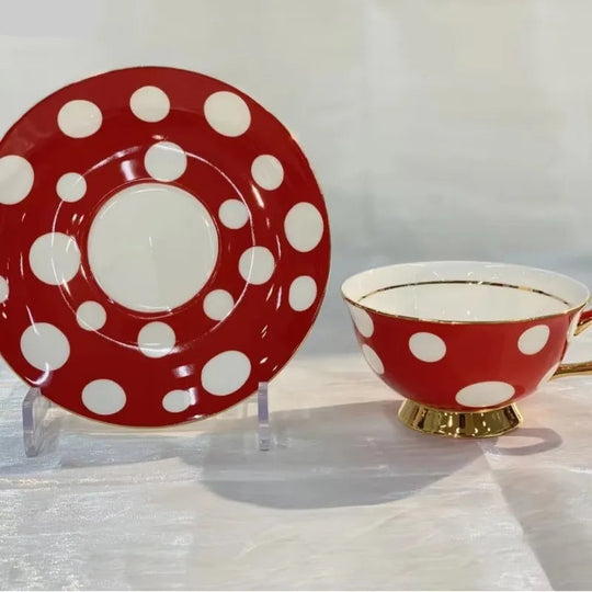 xícara de bolinhas mesa posta decoração