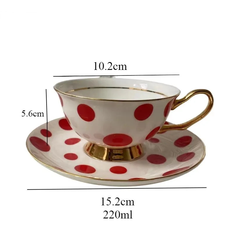 xícara de bolinhas mesa posta decoração