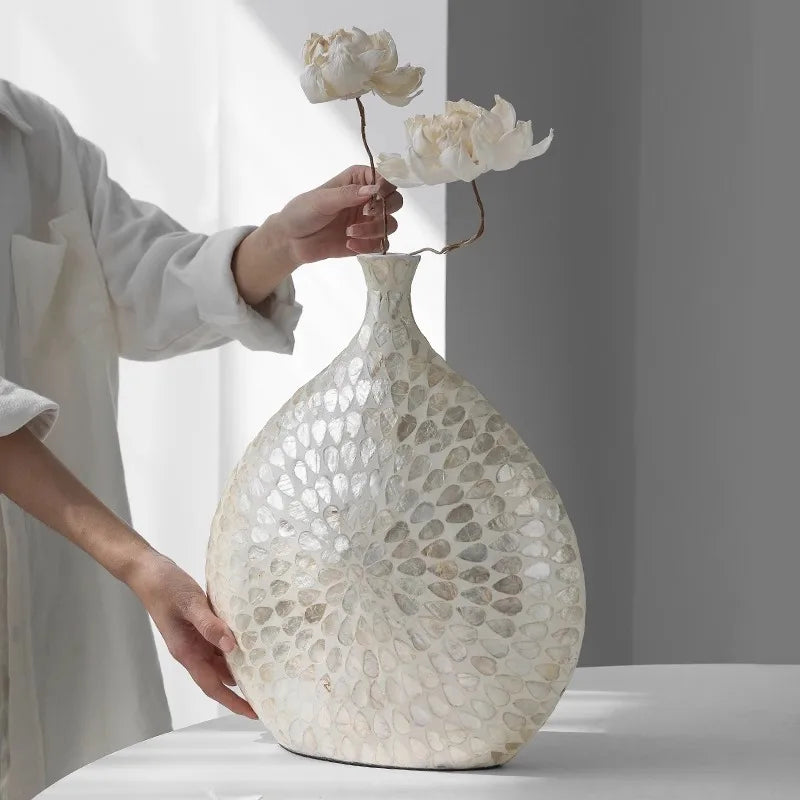 vaso de luxo; vaso decorativo; vaso de cerâmica; vaso artesanal; decoração sofisticada; peça exclusiva; materiais naturais; design contemporâneo.