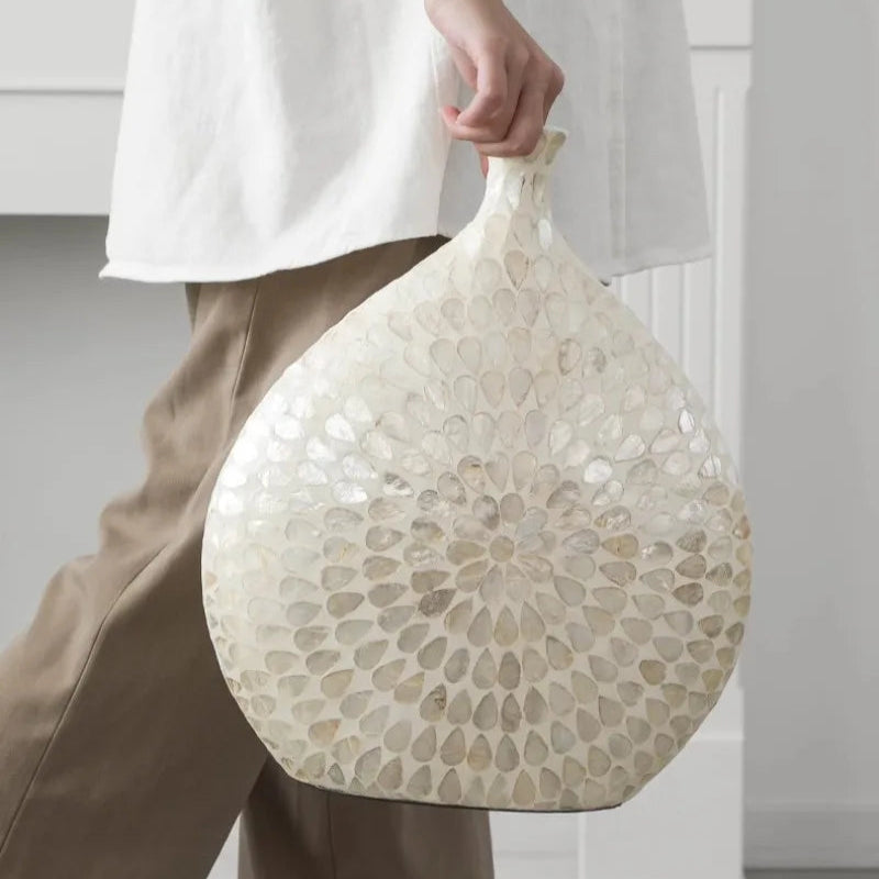 vaso de luxo; vaso decorativo; vaso de cerâmica; vaso artesanal; decoração sofisticada; peça exclusiva; materiais naturais; design contemporâneo.